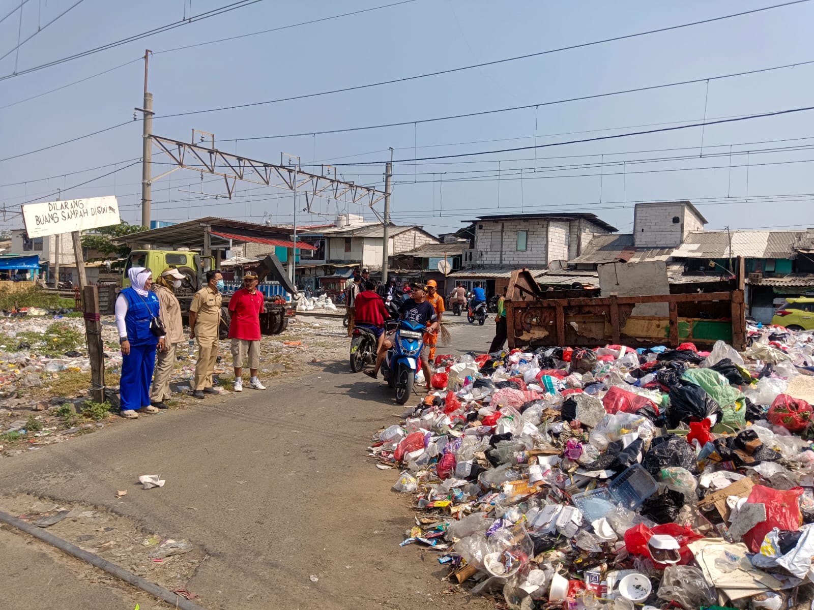 Pengangkutan Sampah di LPS Perlintasan KAI Bahari A2 RW.012 Kelurahan Tanjung Priok 1