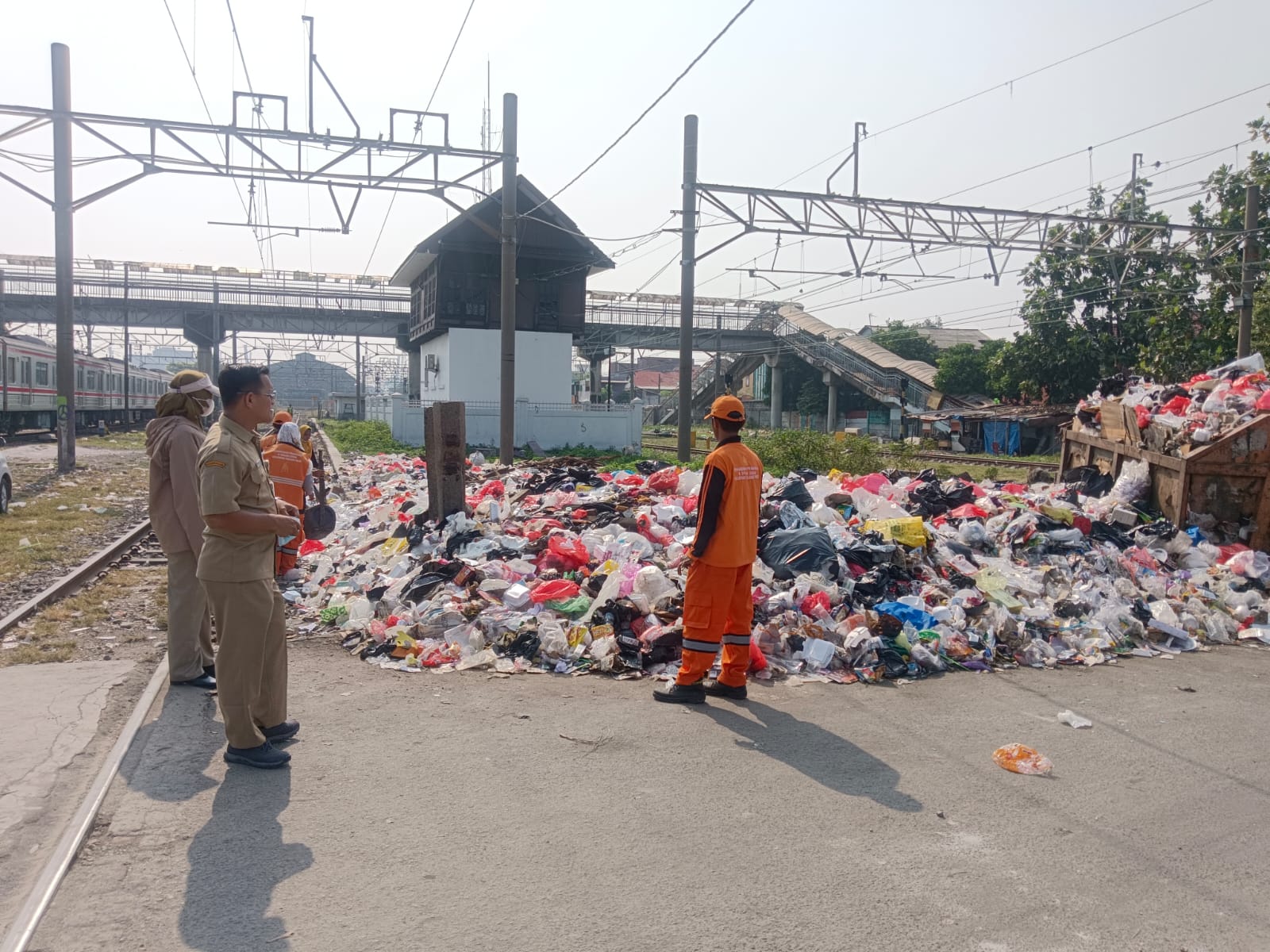 Pengangkutan Sampah di LPS Perlintasan KAI Bahari A2 RW.012 Kelurahan Tanjung Priok 2