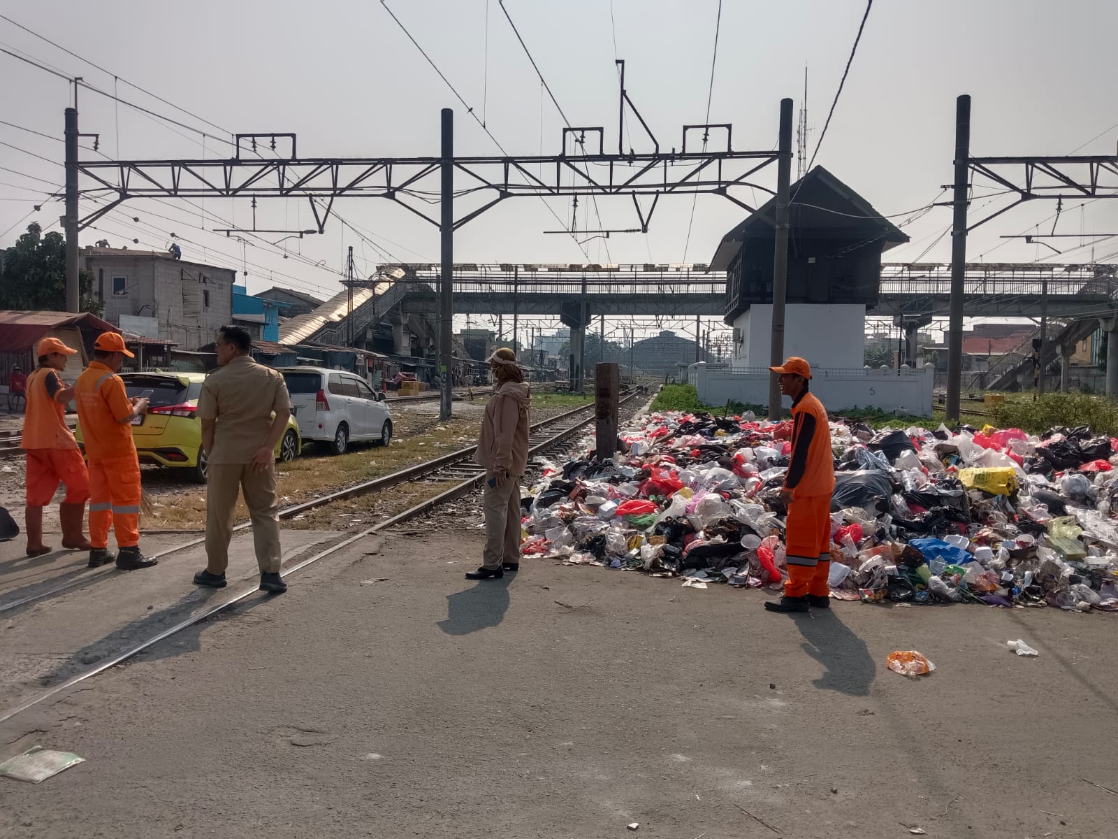 Pengangkutan Sampah di LPS Perlintasan KAI Bahari A2 RW.012 Kelurahan Tanjung Priok 3