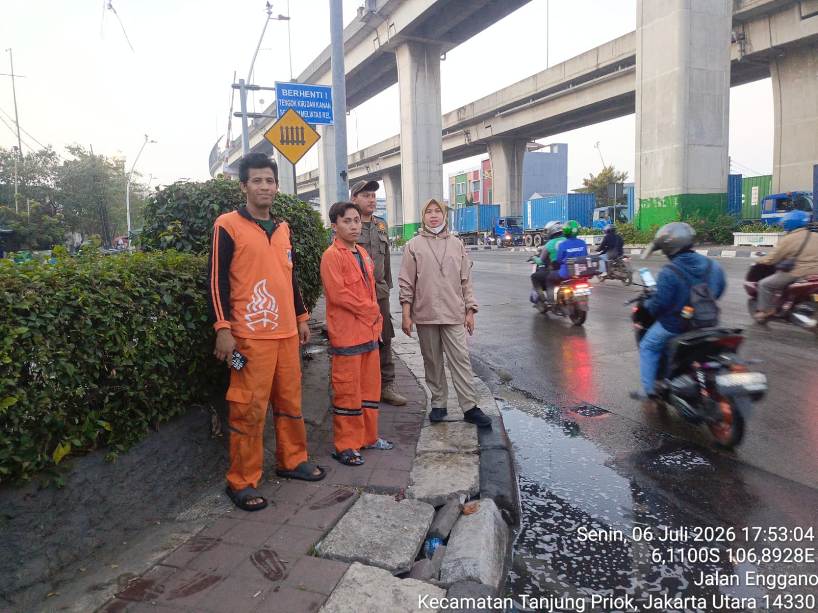 Pembersihan Tumpahan Oli di Jalan Sulawesi Kelurahan Tanjung Priok 2