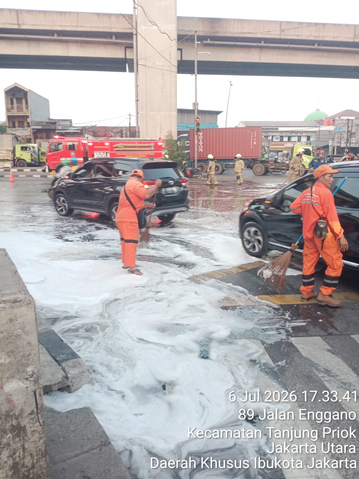 Pembersihan Tumpahan Oli di Jalan Sulawesi Kelurahan Tanjung Priok 4