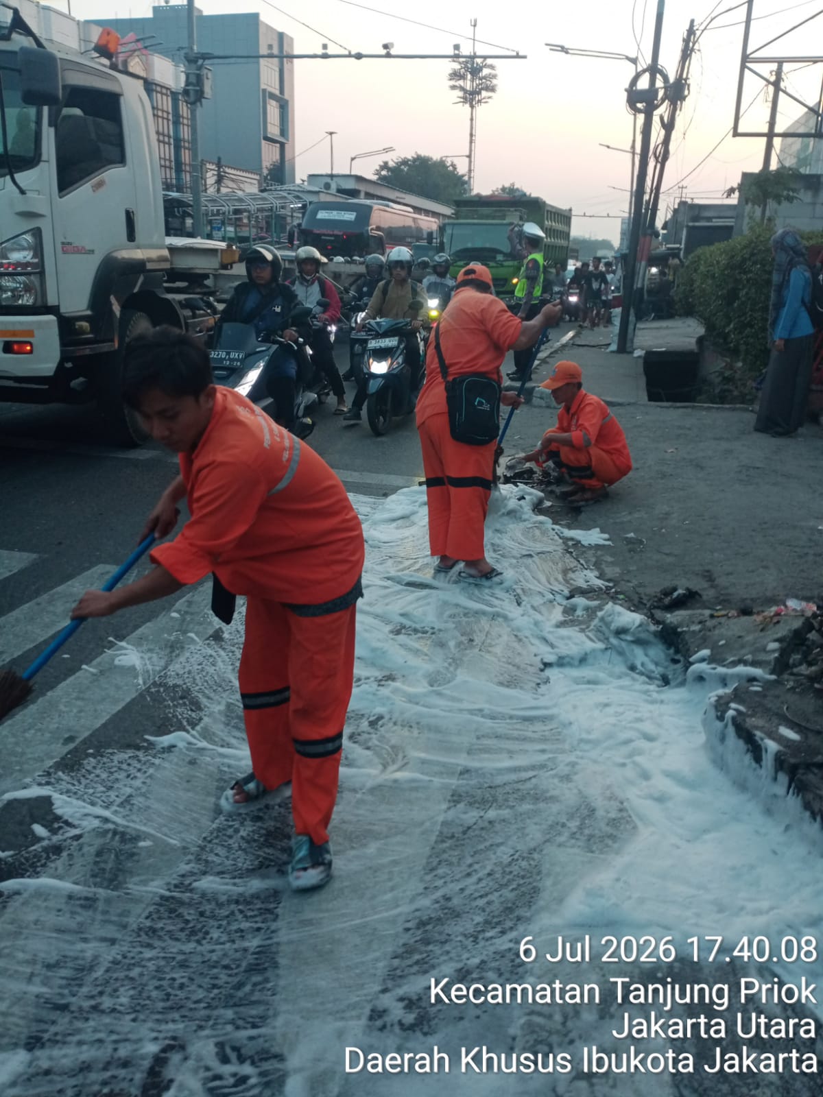 Pembersihan Tumpahan Oli di Jalan Sulawesi Kelurahan Tanjung Priok 3