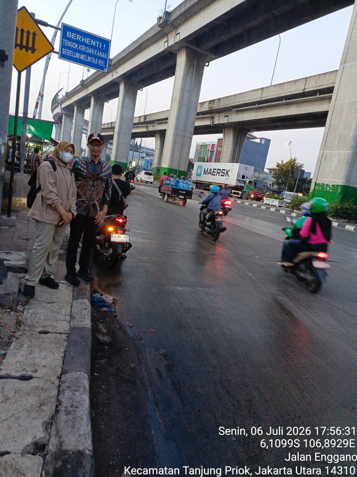 Pembersihan Tumpahan Oli di Jalan Sulawesi Kelurahan Tanjung Priok 1