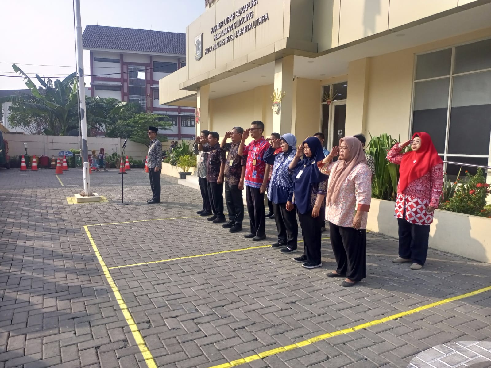 Meningkatkan Kedisiplinan dan Sinergi Pelayanan, Sekcam Cilincing Pimpin Apel Pagi di Kelurahan Sukapura 1