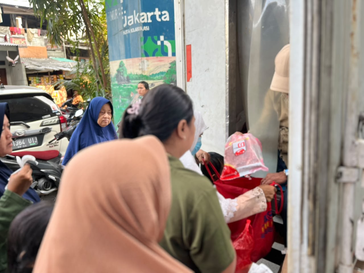 Pendistribusian Program Pangan Bersubsidi di RPTRA Patimura Kelurahan Pademangan Timur 6