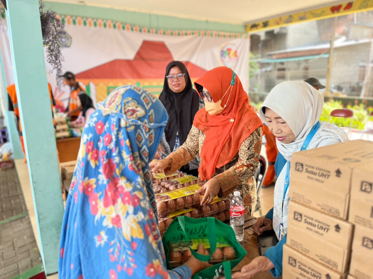 Pendistribusian Program Pangan Bersubsidi di RPTRA Patimura Kelurahan Pademangan Timur 5