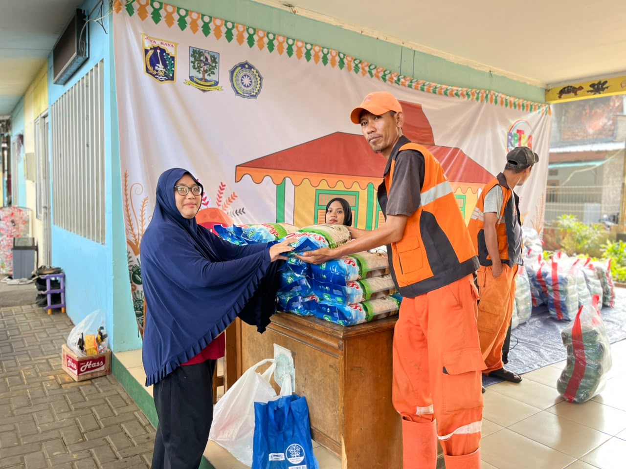 Pendistribusian Program Pangan Bersubsidi di RPTRA Patimura Kelurahan Pademangan Timur 4
