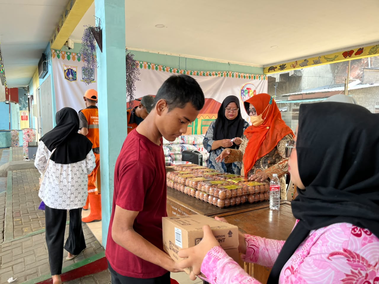 Pendistribusian Program Pangan Bersubsidi di RPTRA Patimura Kelurahan Pademangan Timur 3