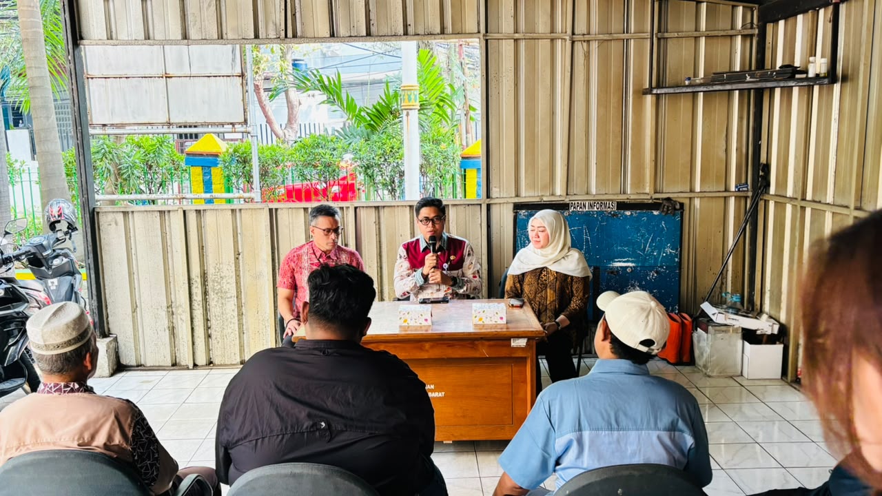 BPJS Ketenagakerjaan Cabang Mangga Dua Salurkan Santunan Jaminan Kematian kepada Ahli Waris Pengurus RT 11 RW 07 di Kelurahan Pademangan Barat 1