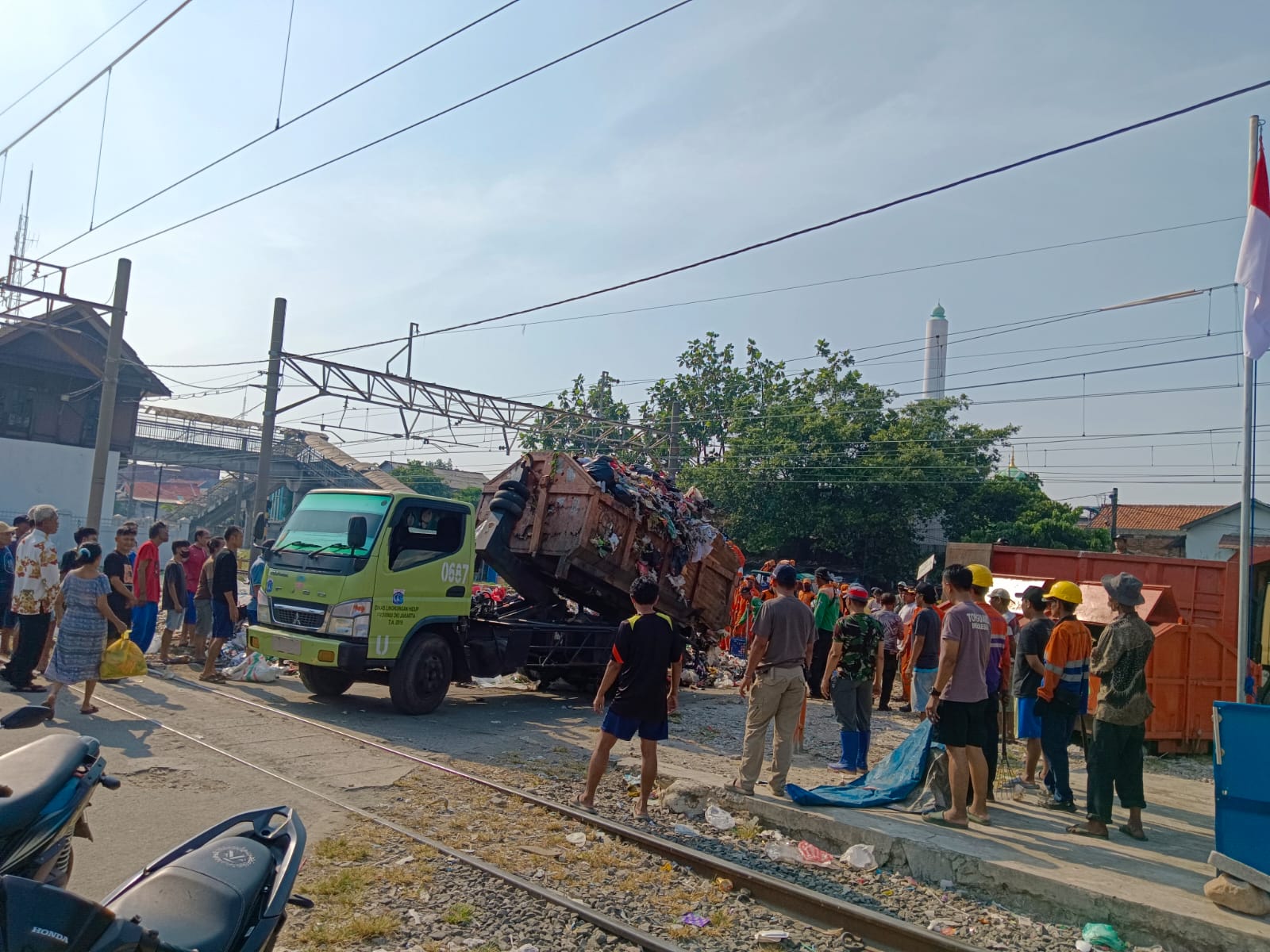 Kegiatan Kerja Bakti Pembersihan Rel Kereta Api di Area A2 RW.012 Kelurahan Tanjung Priok 2