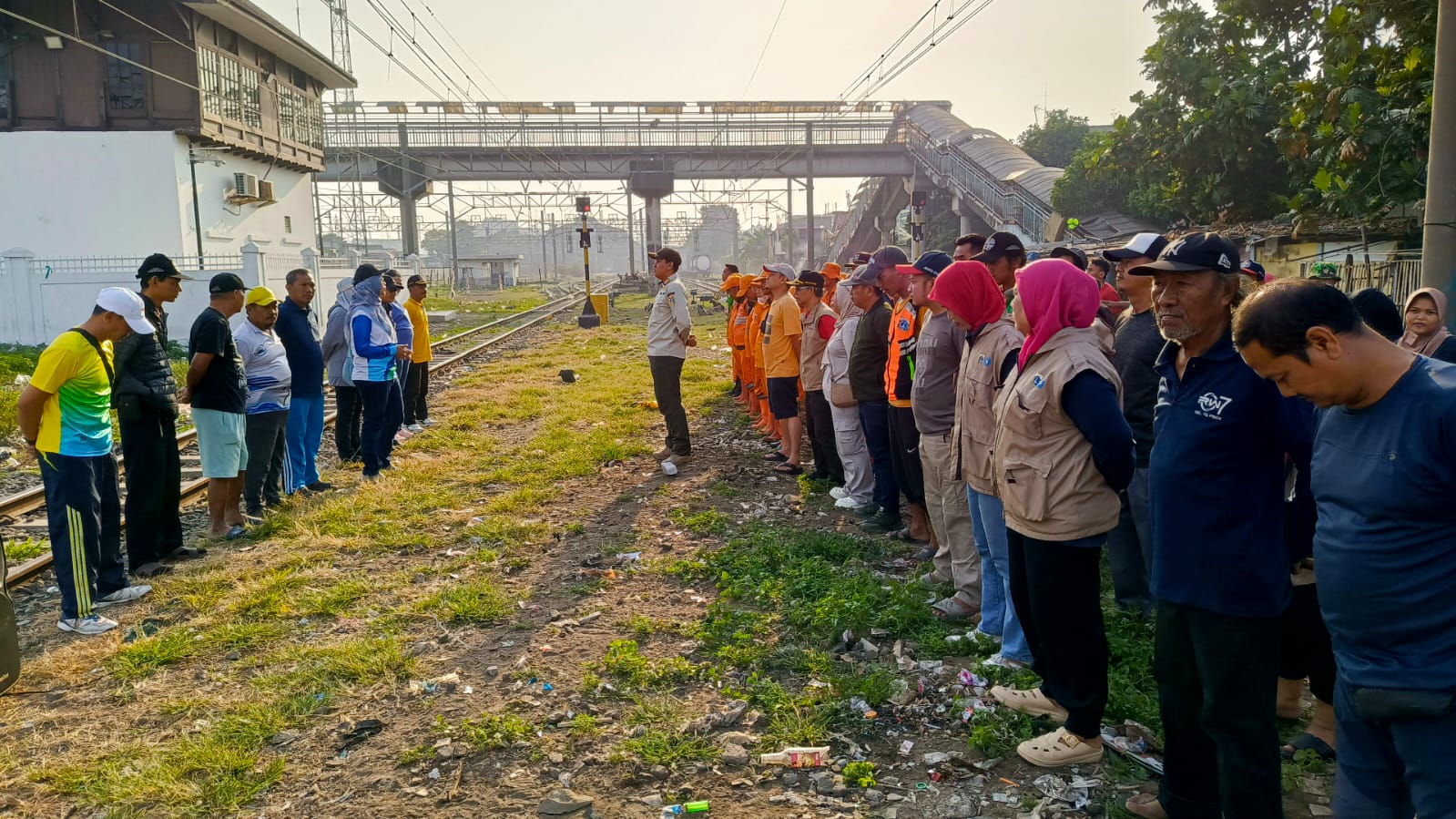 Kegiatan Kerja Bakti Pembersihan Rel Kereta Api di Area A2 RW.012 Kelurahan Tanjung Priok 4