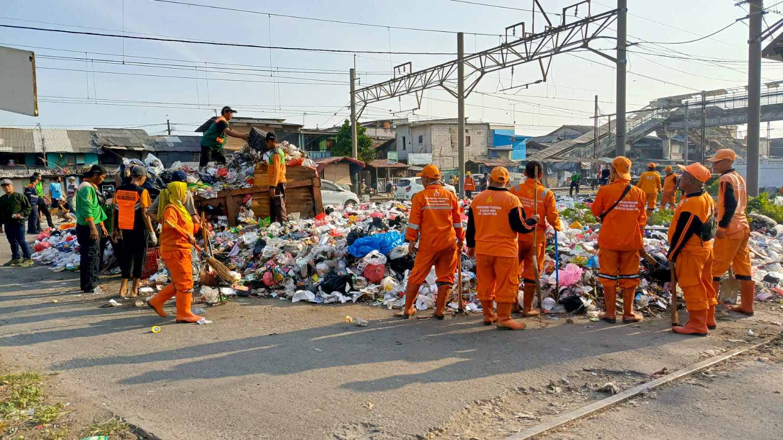 Kegiatan Kerja Bakti Pembersihan Rel Kereta Api di Area A2 RW.012 Kelurahan Tanjung Priok 3