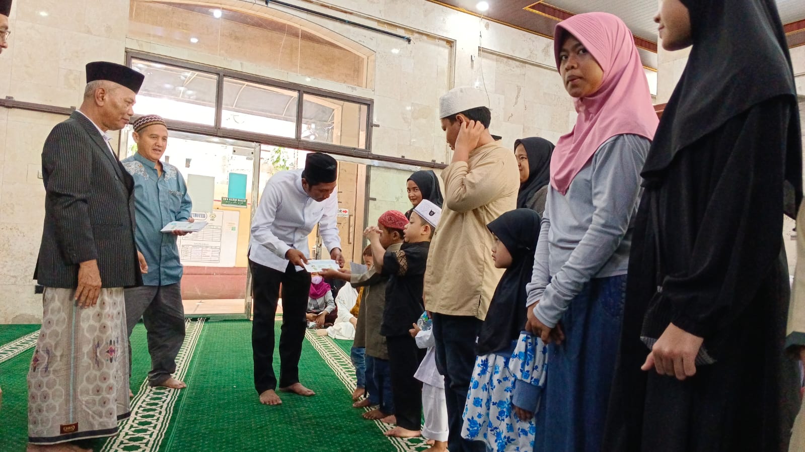Santunan Anak Yatim Piatu Warnai Peringatan Tahun Baru Islam 1448 Hijriah di Kelurahan Papanggo 9