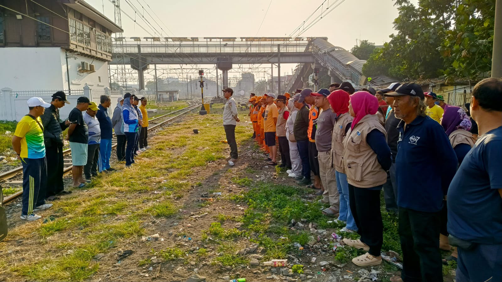 Kerja Bakti di  Bantaran Rel Kereta KAI Kelurahan Tanjung Priok 2
