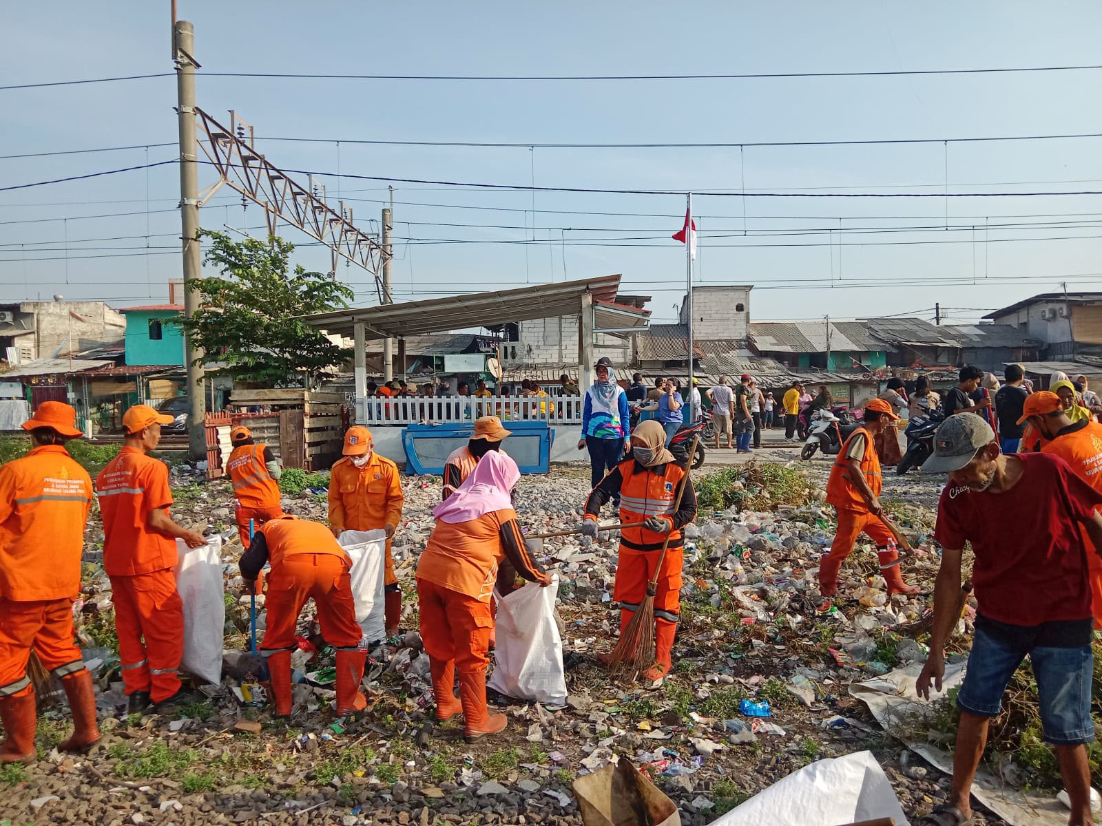 Kerja Bakti di  Bantaran Rel Kereta KAI Kelurahan Tanjung Priok 1