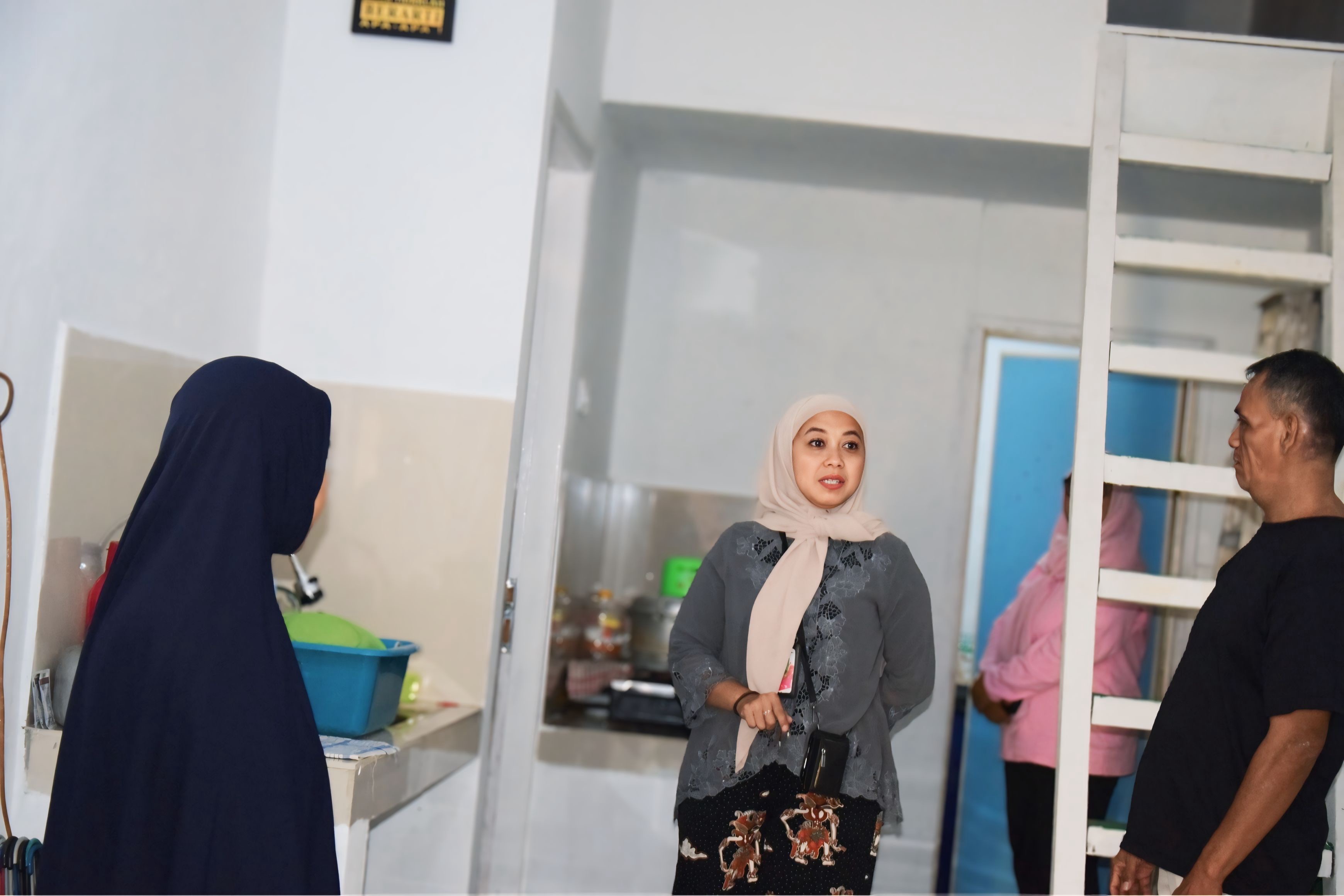 Sekretaris Kelurahan Pejagalan Serahkan Hasil Program Bedah Rumah BAZNAS BAZIS kepada Penerima Manfaat di RW 009 3