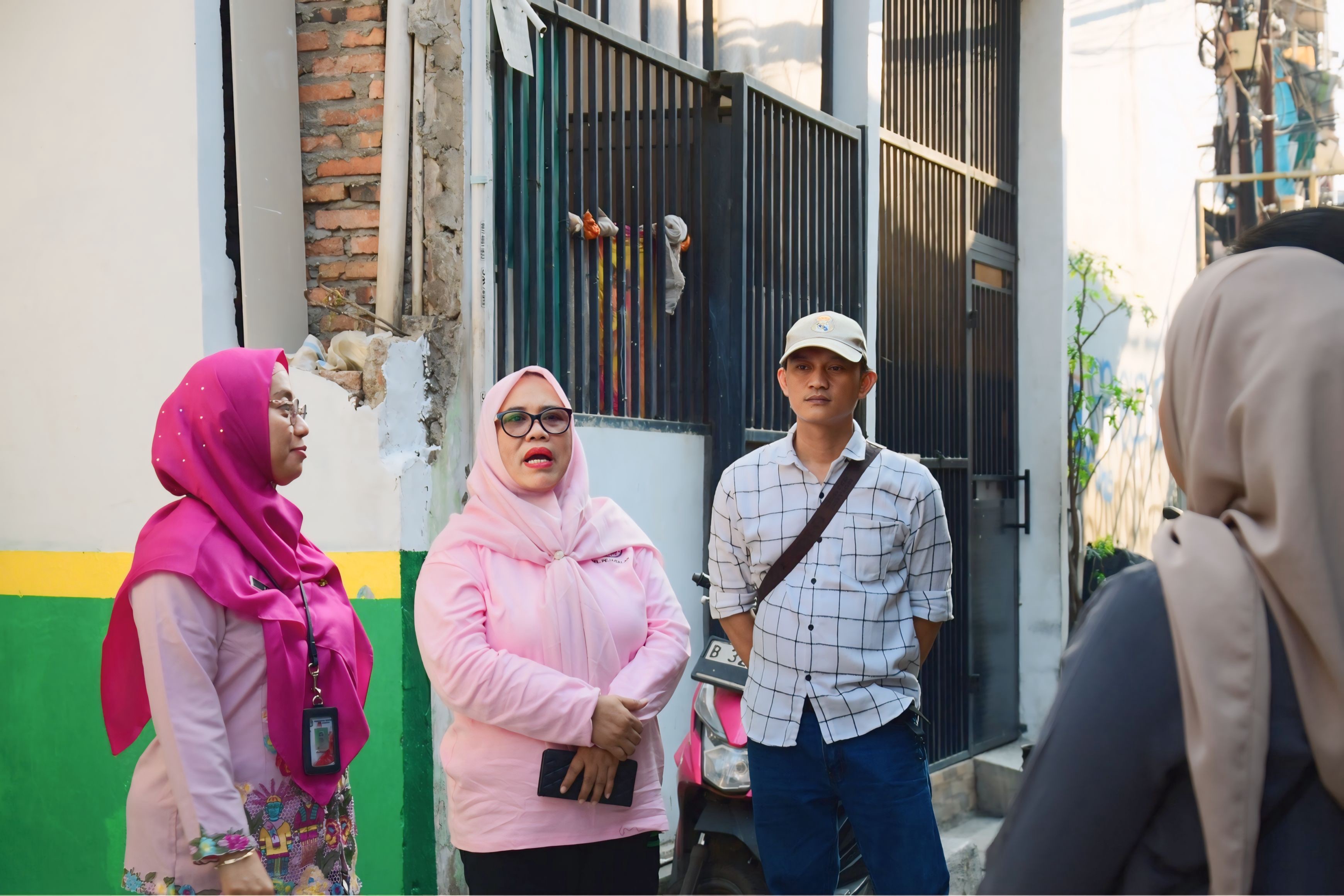 Sekretaris Kelurahan Pejagalan Serahkan Hasil Program Bedah Rumah BAZNAS BAZIS kepada Penerima Manfaat di RW 009 1