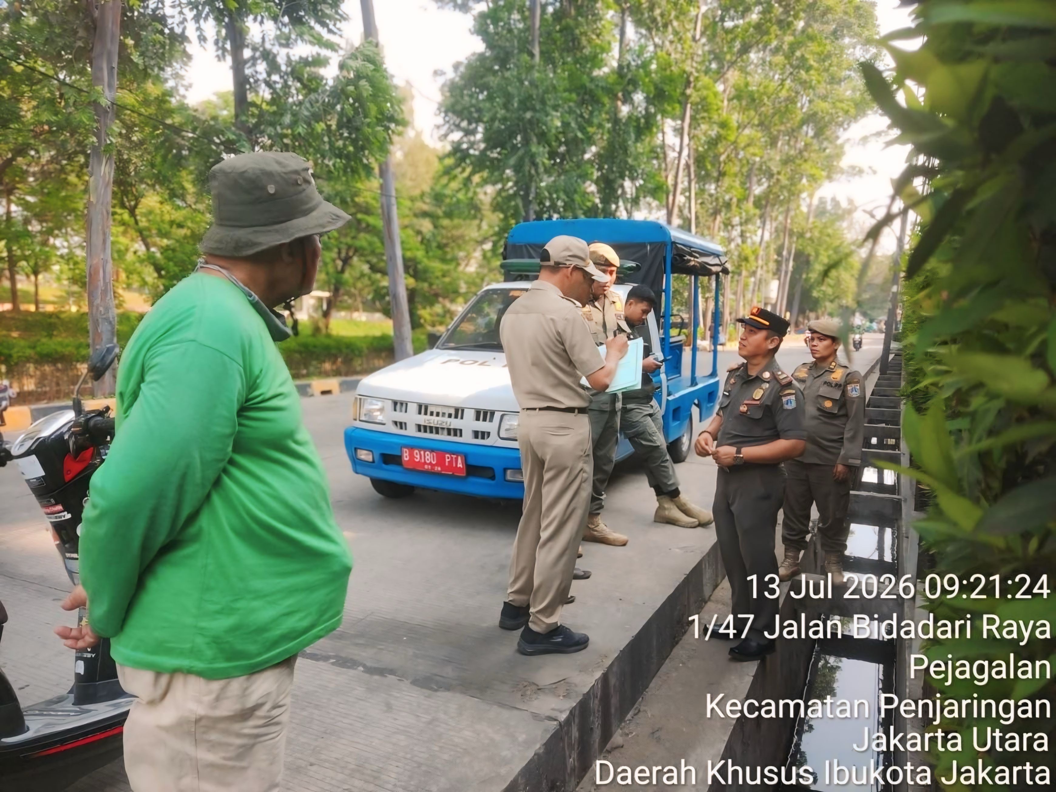 Kasie Pemerintahan dan Satpol PP Kelurahan Pejagalan Tindak Lanjuti Laporan CRM Dugaan Pencurian Kabel di RW 005 1