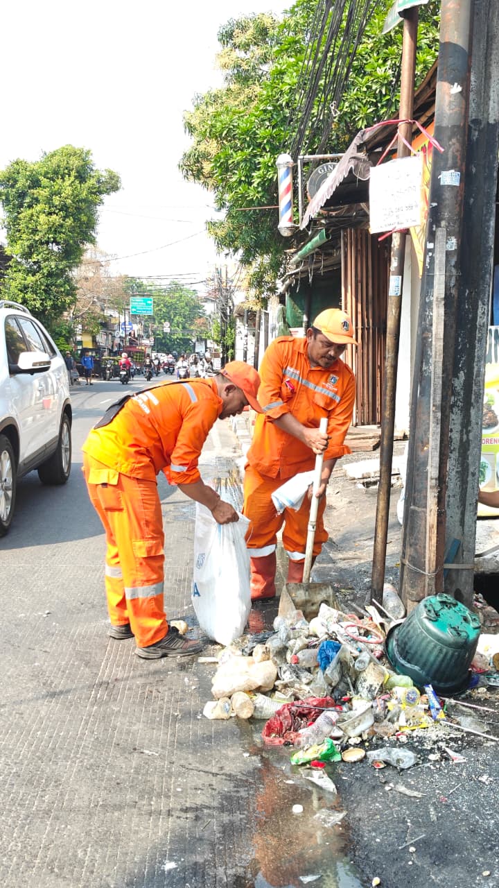 Kasi Ekonomi dan Pembangunan Monitoring Pengerjaan Pengangkatan Lumpur dan Sampah di Saluran Jl. Alur Laut 1