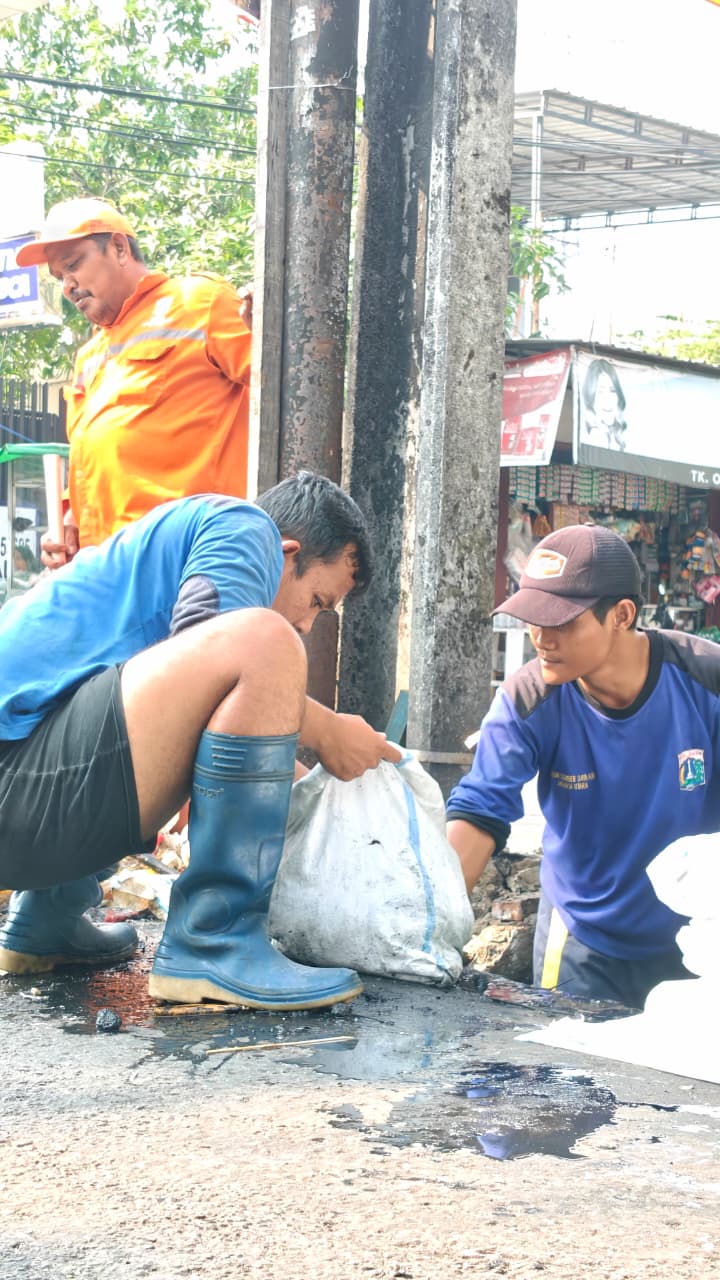 Kasi Ekonomi dan Pembangunan Monitoring Pengerjaan Pengangkatan Lumpur dan Sampah di Saluran Jl. Alur Laut 2