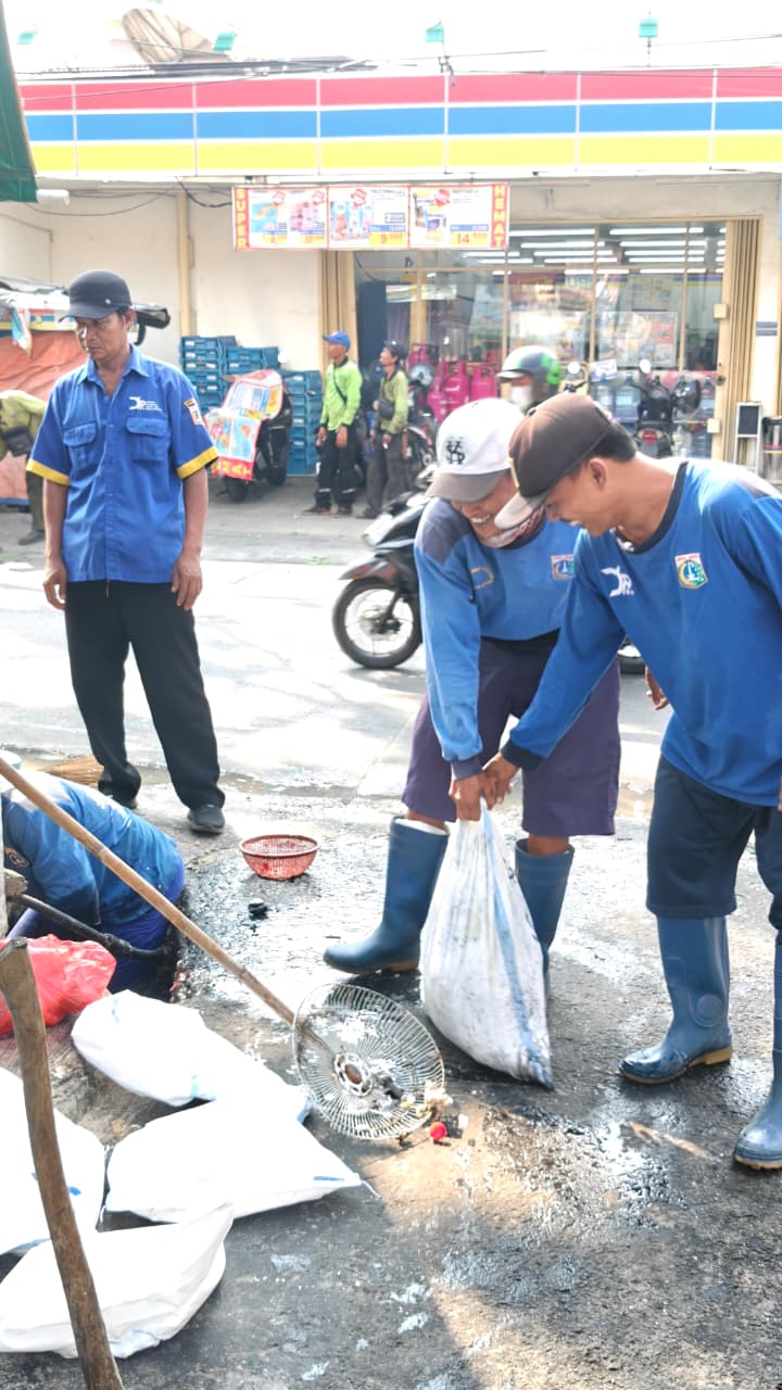 Kasi Ekonomi dan Pembangunan Monitoring Pengerjaan Pengangkatan Lumpur dan Sampah di Saluran Jl. Alur Laut 3