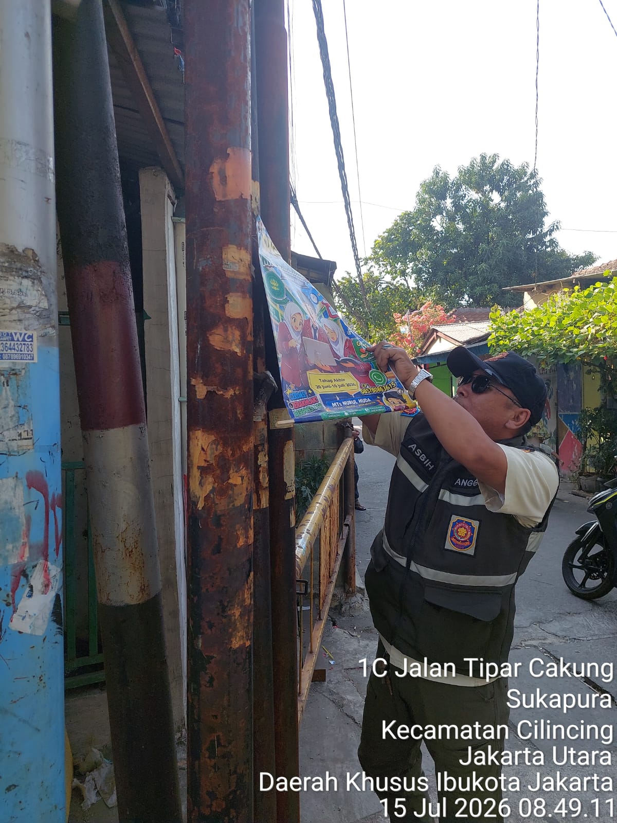 Jaga Estetika Lingkungan, Petugas Satpol PP Kelurahan Sukapura Tertibkan Spanduk Liar di Jalan Tipar Cakung 1