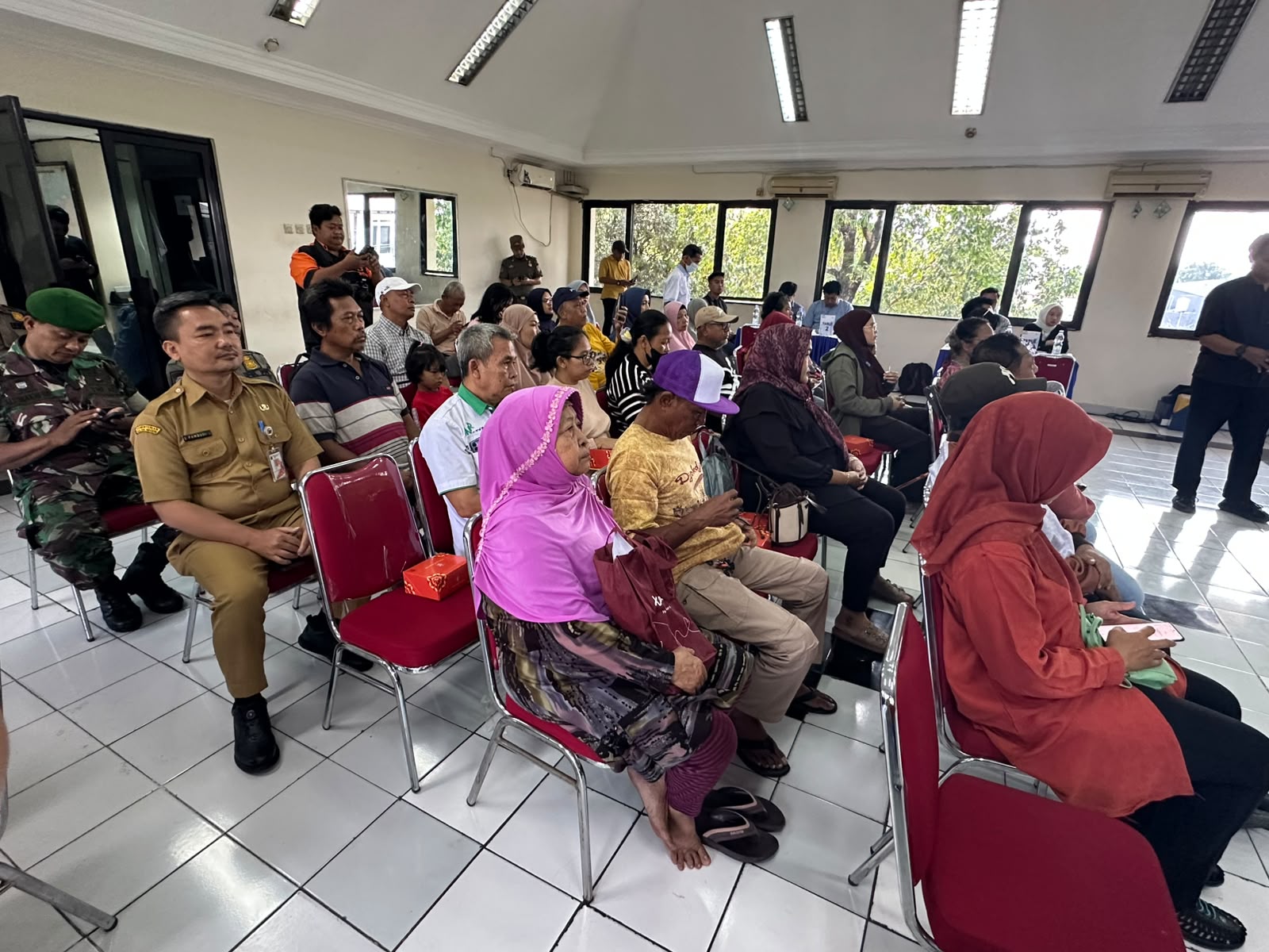 Camat Tanjung Priok Buka Kegiatan Penyampaian Nilai Kompensasi ROW SUTET 500KV untuk Warga Sungai Bambu 1