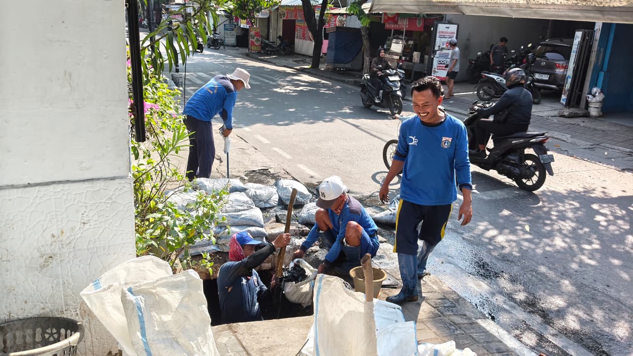 Lurah Rawa Badak Selatan Monitoring Pengerukan Lumpur di Jl. Alur Laut untuk Antisipasi Genangan 6