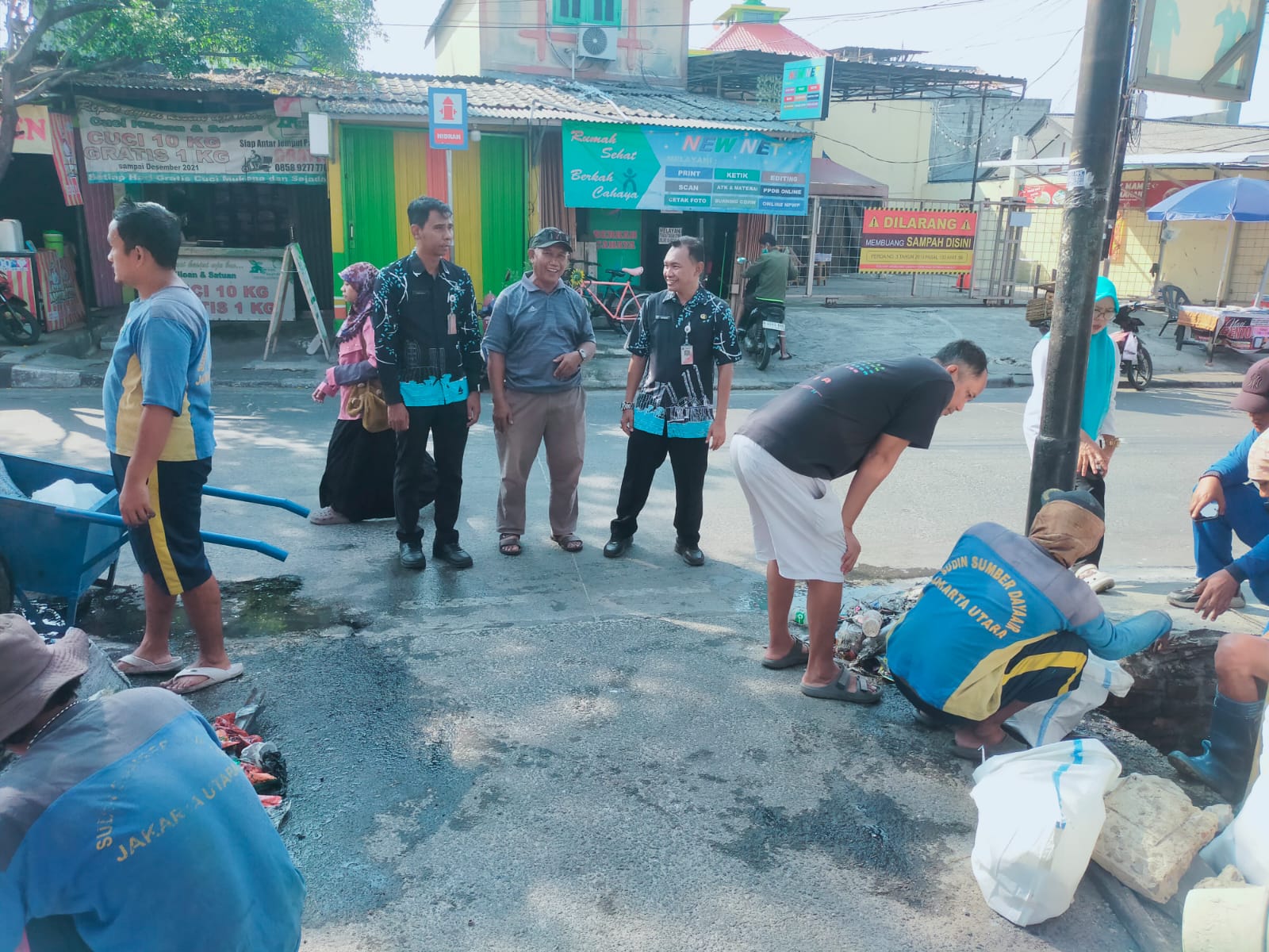 Lurah Rawa Badak Selatan Monitoring Pengerukan Lumpur di Jl. Alur Laut untuk Antisipasi Genangan 5
