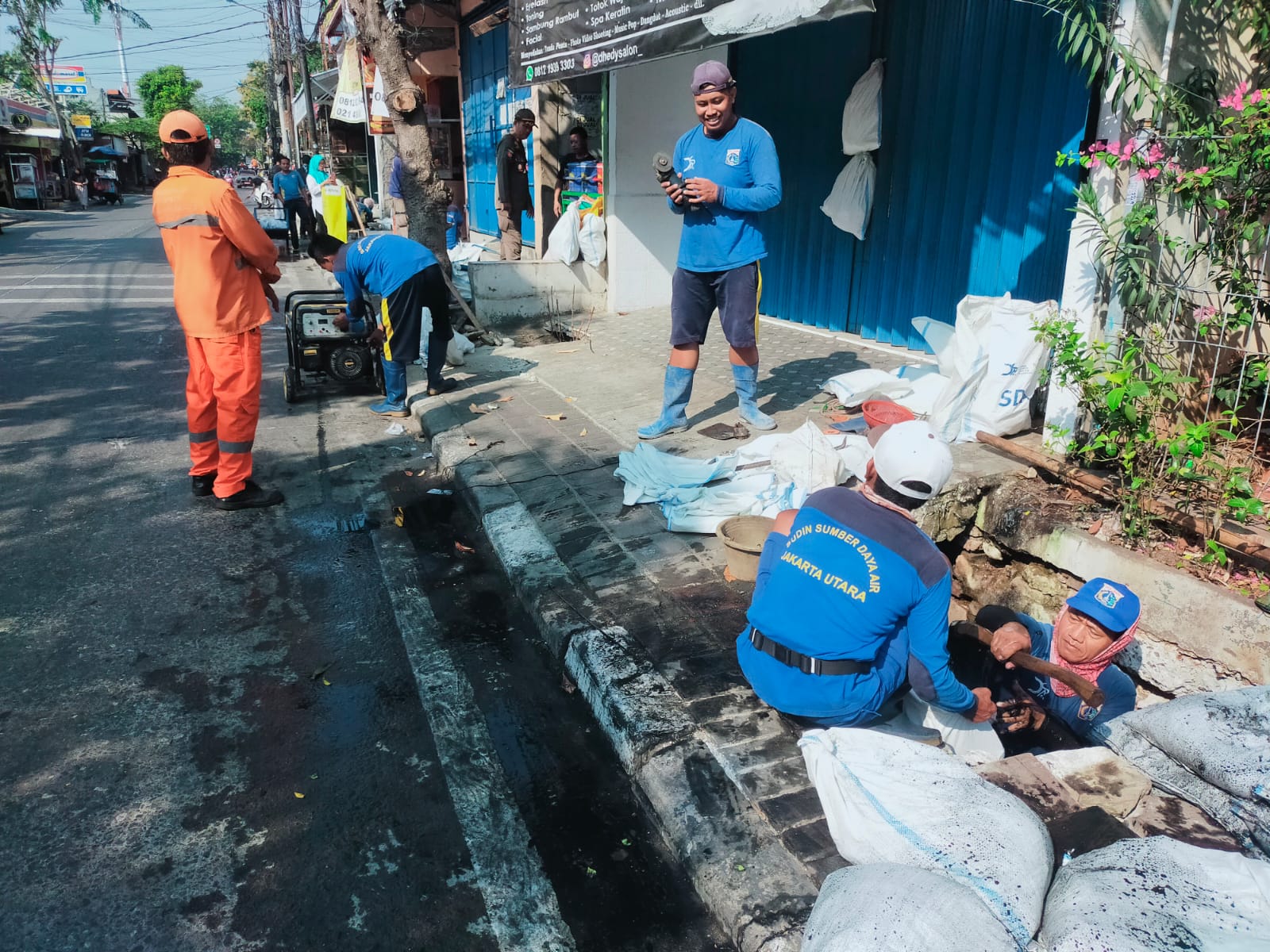Lurah Rawa Badak Selatan Monitoring Pengerukan Lumpur di Jl. Alur Laut untuk Antisipasi Genangan 1