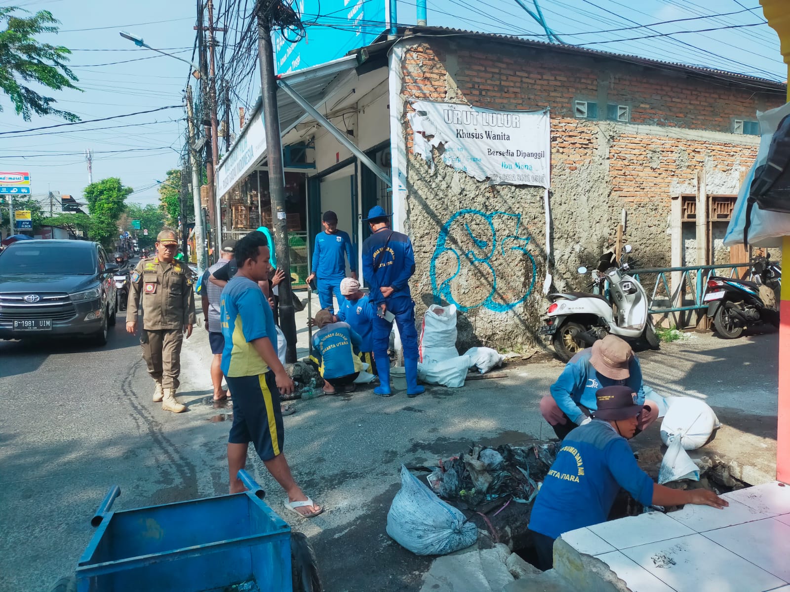 Lurah Rawa Badak Selatan Monitoring Pengerukan Lumpur di Jl. Alur Laut untuk Antisipasi Genangan 2