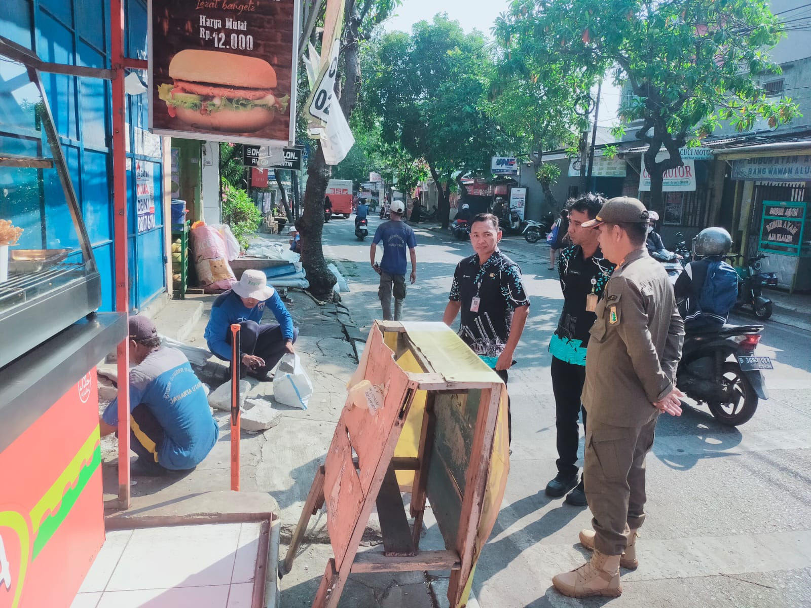 Lurah Rawa Badak Selatan Monitoring Pengerukan Lumpur di Jl. Alur Laut untuk Antisipasi Genangan 3