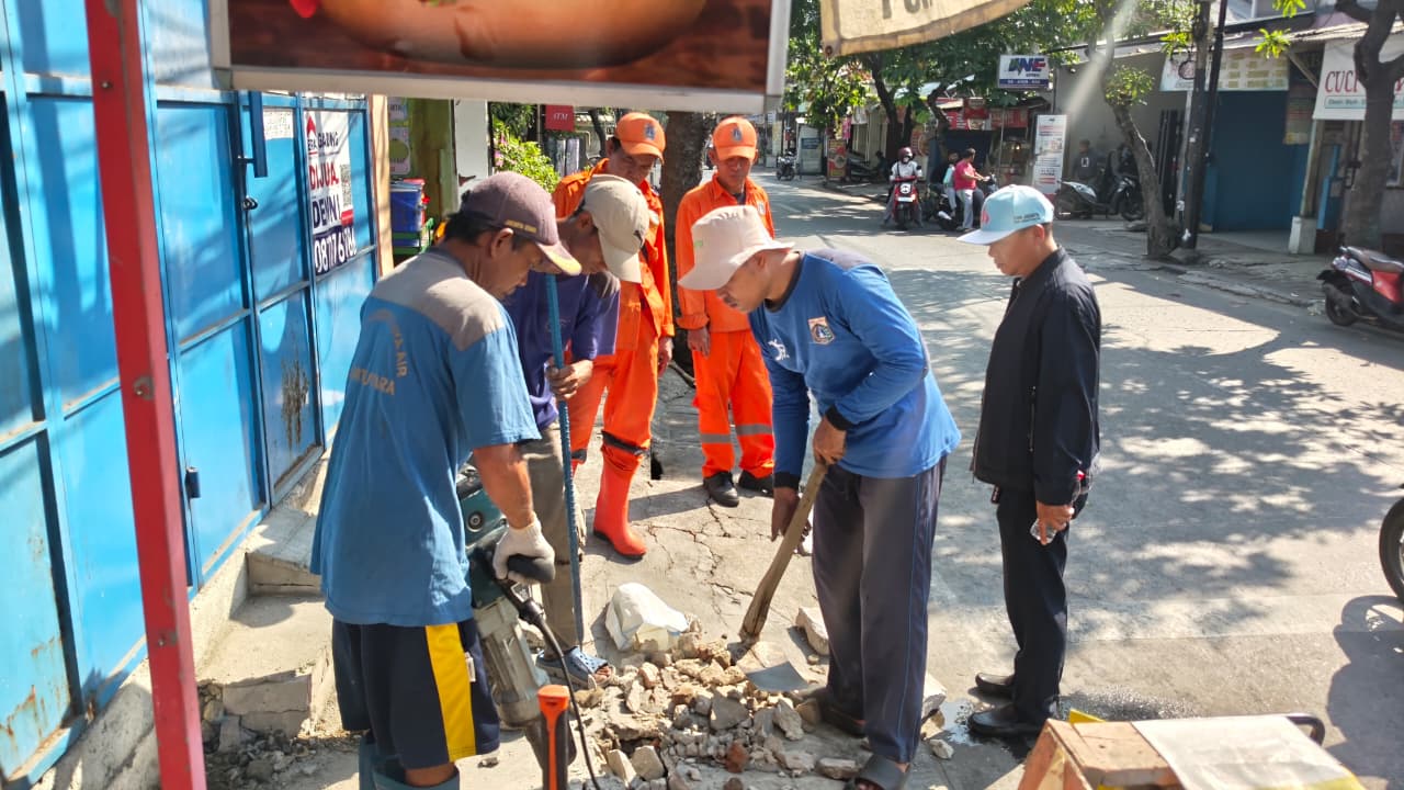 Lurah Rawa Badak Selatan Monitoring Pengerukan Lumpur di Jl. Alur Laut untuk Antisipasi Genangan 4