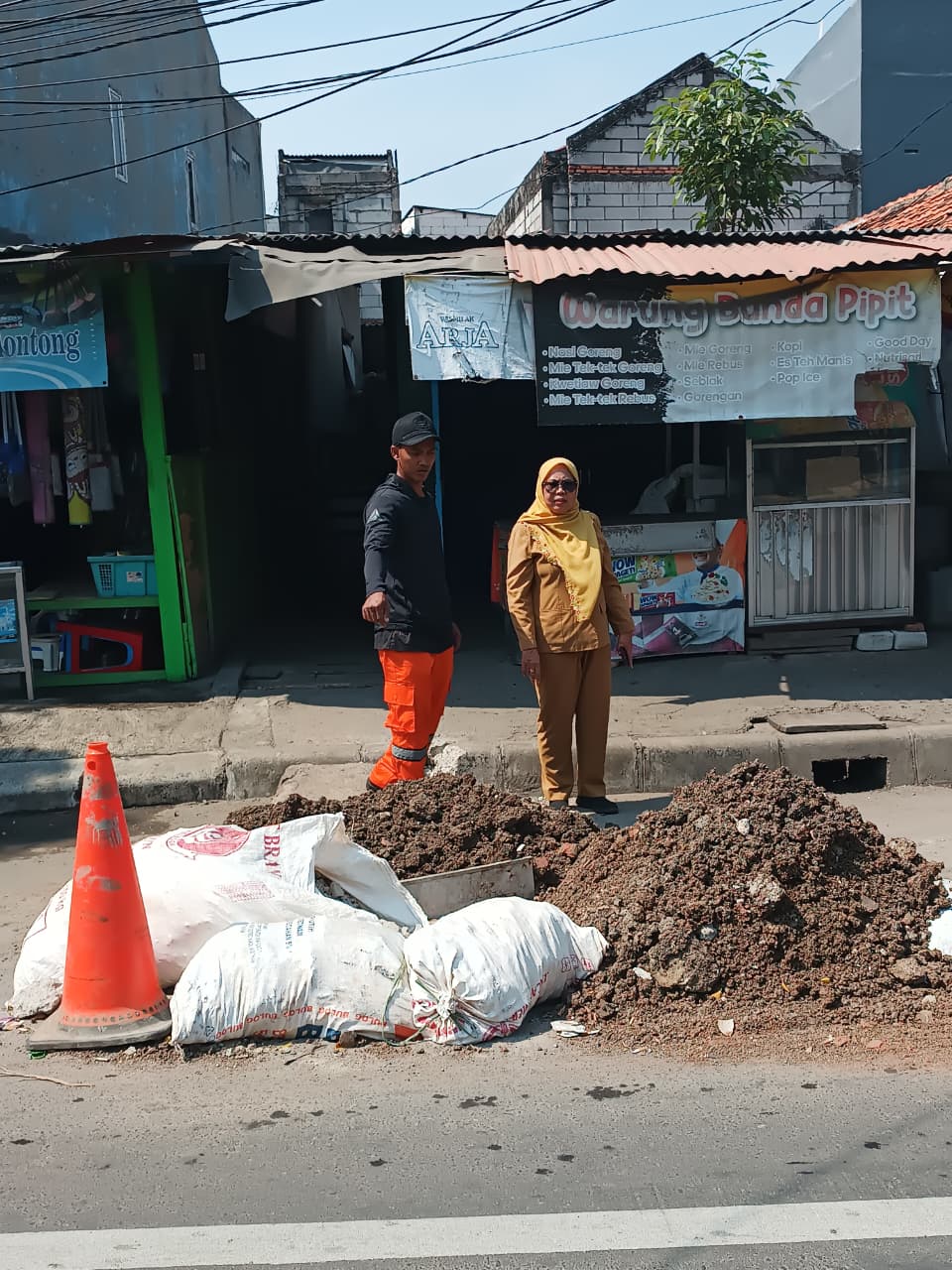 monitoring dan peninjauan langsung ke lokasi aduan warga di Jalan Mawar, Kelurahan Sunter Jaya 4