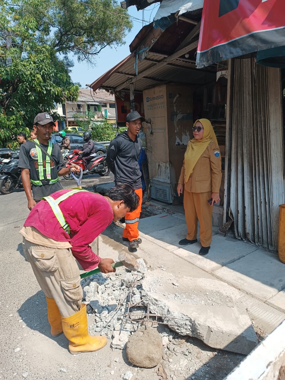 monitoring dan peninjauan langsung ke lokasi aduan warga di Jalan Mawar, Kelurahan Sunter Jaya 6