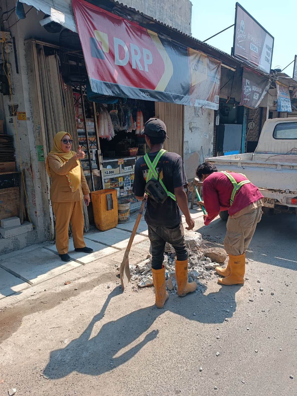 monitoring dan peninjauan langsung ke lokasi aduan warga di Jalan Mawar, Kelurahan Sunter Jaya 5