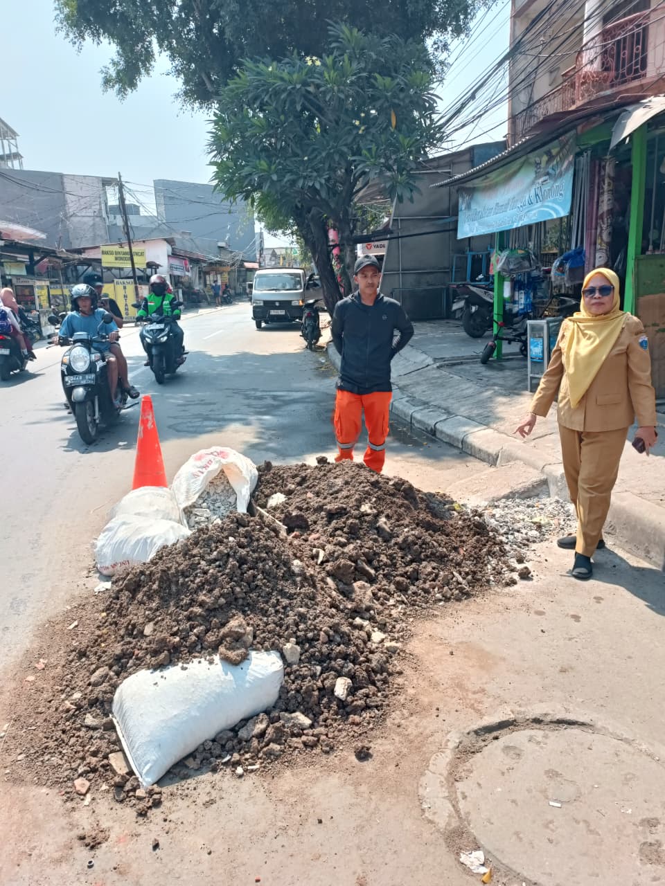 monitoring dan peninjauan langsung ke lokasi aduan warga di Jalan Mawar, Kelurahan Sunter Jaya 3