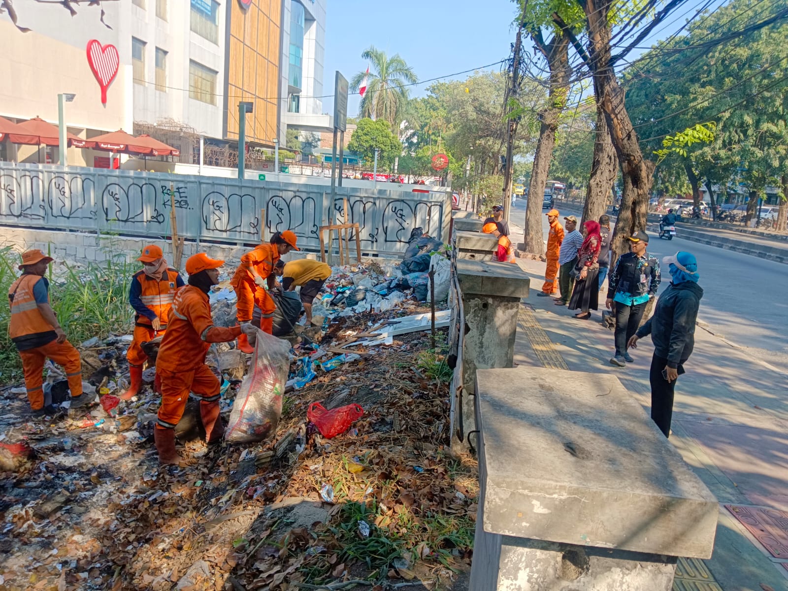 Penanganan Limbah dan Sampah Buangan dari Gerai Kopi Kenangan di Jalan Enggano Kelurahan Tanjung Priok 4