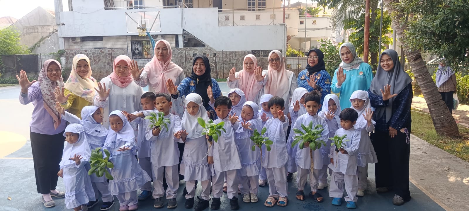 Lurah Kelapa Gading Timur Hadiri Panen Pakcoy Bersama Murid PAUD Al Hidayah 4