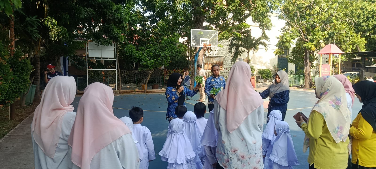 Lurah Kelapa Gading Timur Hadiri Panen Pakcoy Bersama Murid PAUD Al Hidayah 1