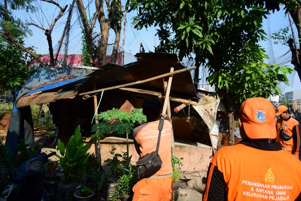 Kelurahan Pejagalan Laksanakan Kerja Bakti dan Pemasangan Banner Pencegahan Gangguan Ketenteraman dan Ketertiban Umum di RW 017 1