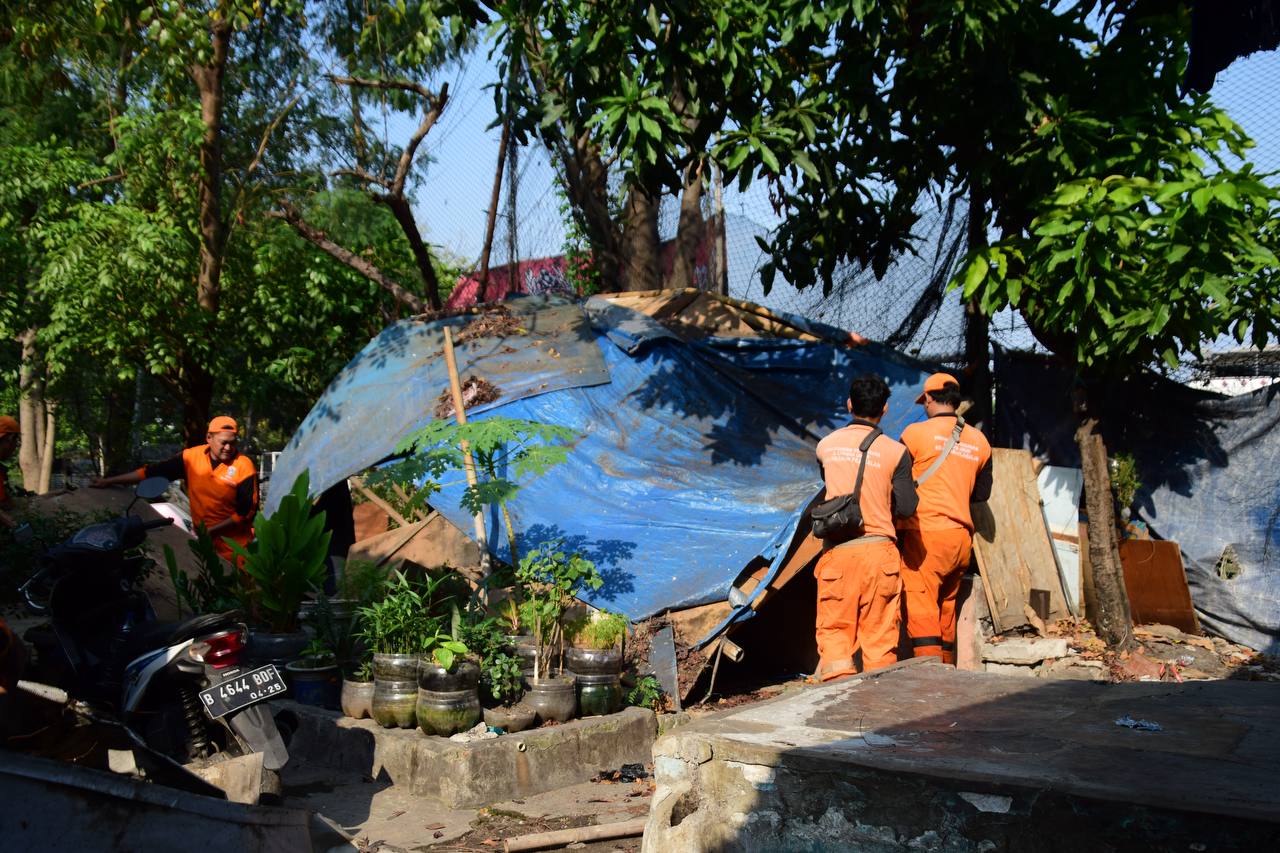 Kelurahan Pejagalan Laksanakan Kerja Bakti dan Pemasangan Banner Pencegahan Gangguan Ketenteraman dan Ketertiban Umum di RW 017 4