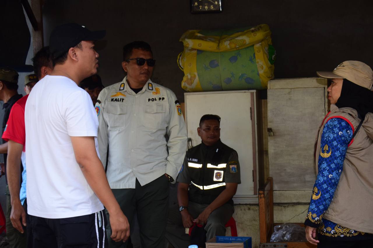 Kelurahan Pejagalan Laksanakan Kerja Bakti dan Pemasangan Banner Pencegahan Gangguan Ketenteraman dan Ketertiban Umum di RW 017 3