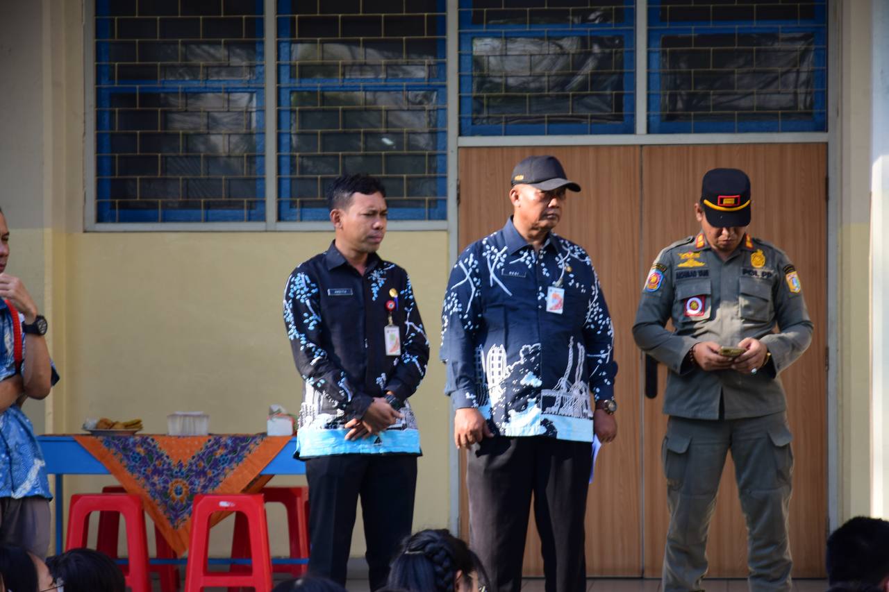 Kelurahan Pejagalan Edukasi Pemilahan Sampah kepada Peserta MPLS di Sekolah Dharma Suci dan SMPN 112 Jakarta 1