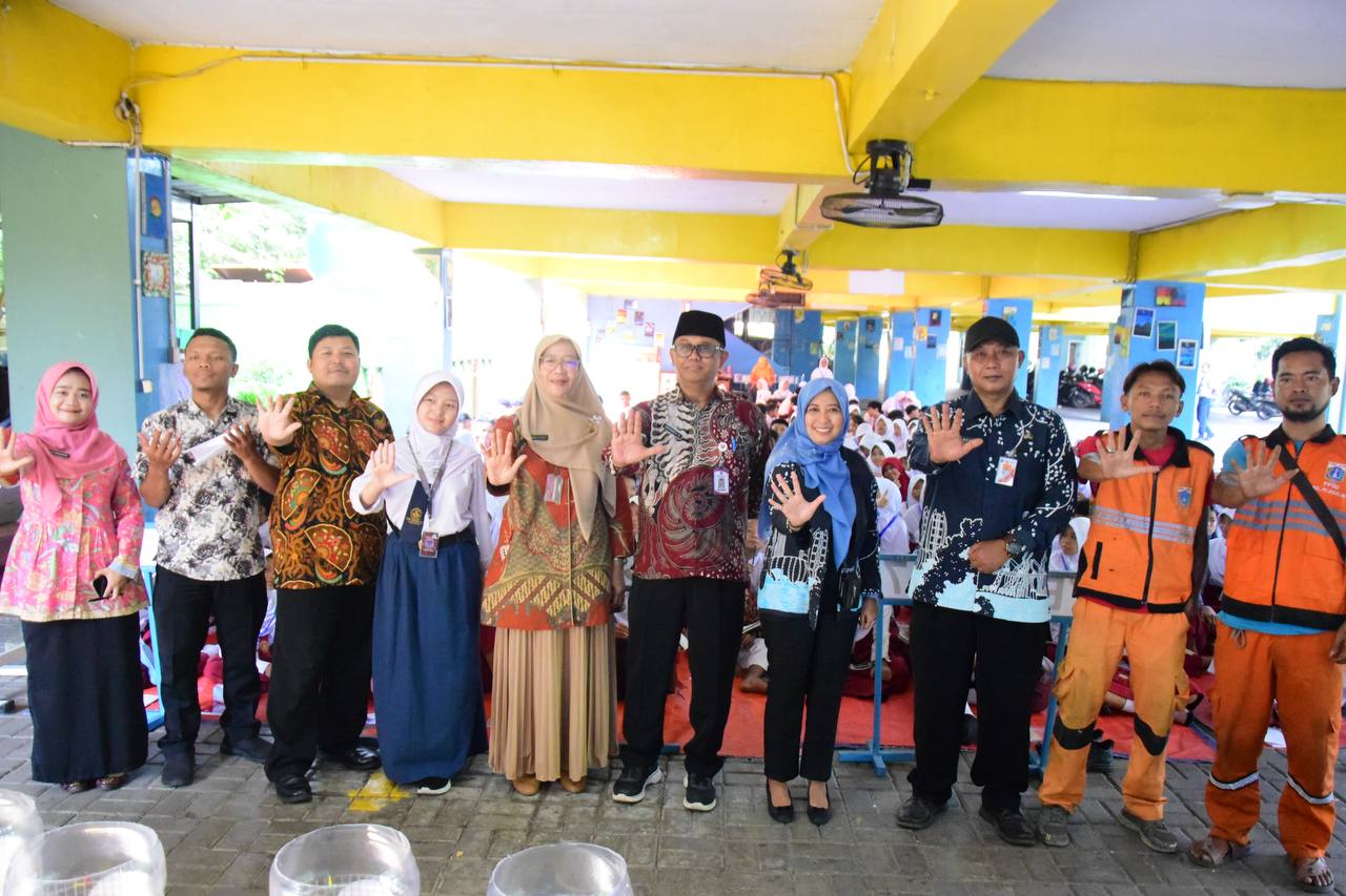 Kelurahan Pejagalan Edukasi Pemilahan Sampah kepada Peserta MPLS di Sekolah Dharma Suci dan SMPN 112 Jakarta 3