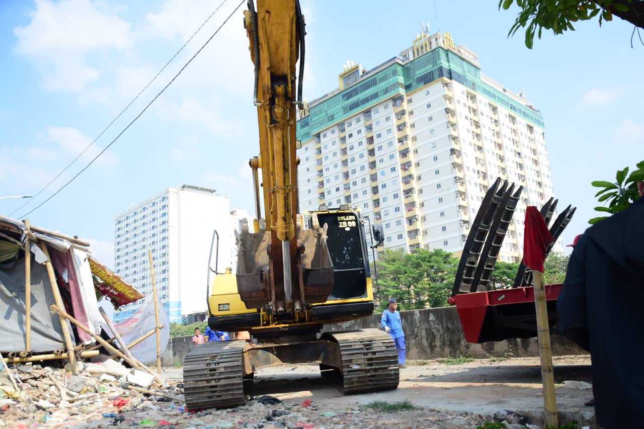 Kelurahan Pejagalan Dampingi Penurunan Alat Berat untuk Penanganan Kawasan Jalan Kepanduan II 2