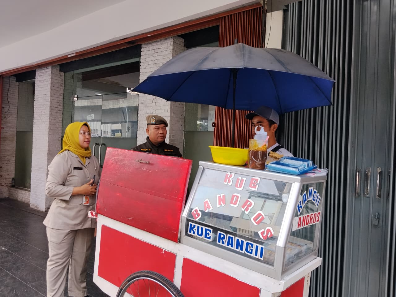 Tindak Lanjut Pengaduan Masyarakat, Kelurahan Kelapa Gading Timur Tertibkan PKL di Akses Pedestrian Jalan Boulevard Raya RW 02 3