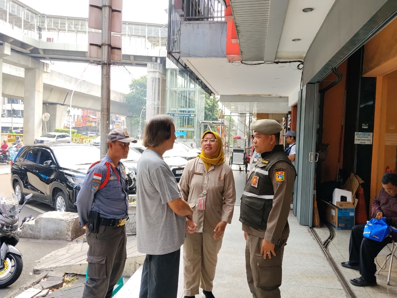 Tindak Lanjut Pengaduan Masyarakat, Kelurahan Kelapa Gading Timur Tertibkan PKL di Akses Pedestrian Jalan Boulevard Raya RW 02 2