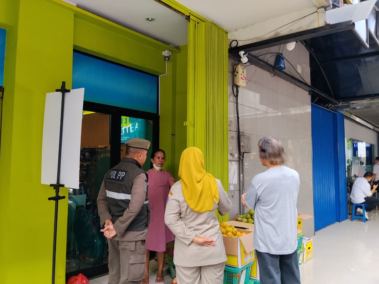 Tindak Lanjut Pengaduan Masyarakat, Kelurahan Kelapa Gading Timur Tertibkan PKL di Akses Pedestrian Jalan Boulevard Raya RW 02 4