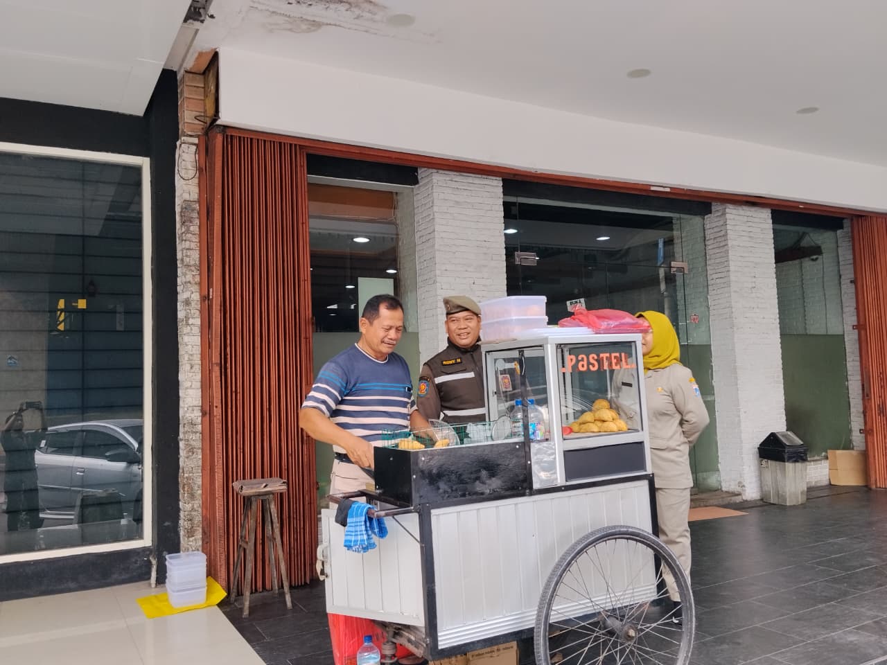 Tindak Lanjut Pengaduan Masyarakat, Kelurahan Kelapa Gading Timur Tertibkan PKL di Akses Pedestrian Jalan Boulevard Raya RW 02 1